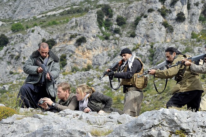 Kamuflaż - Brink Of The Clouds - Z filmu - Hill Harper, Piper Perabo