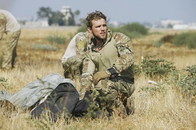 SEAL Team - Season 1 - Collapse - Photos - Max Thieriot