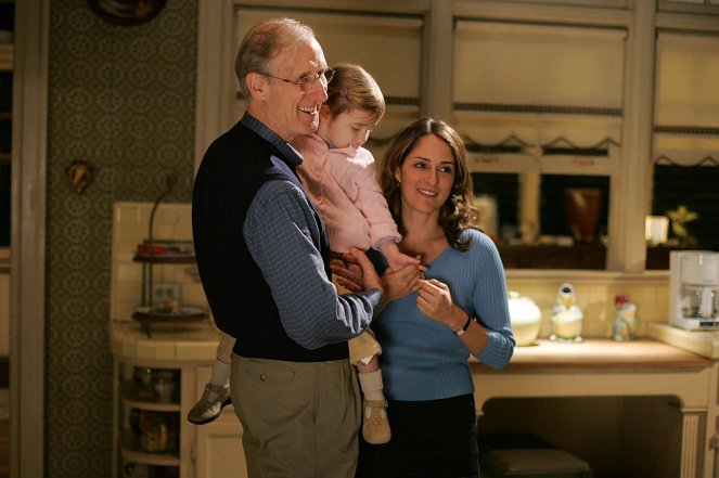 Six Feet Under - Season 5 - Hold My Hand - Photos - James Cromwell, Tina Holmes