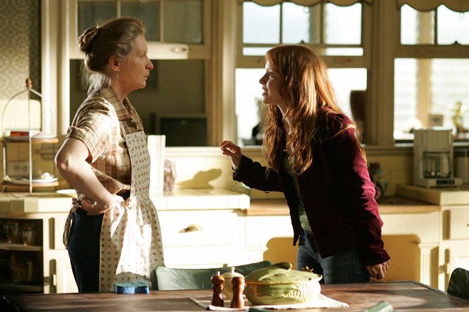 Six Feet Under - Hold My Hand - Photos - Frances Conroy, Lauren Ambrose