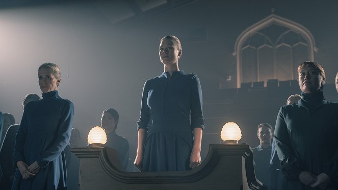 The Handmaid's Tale - The Word - Photos - Ever Carradine, Yvonne Strahovski