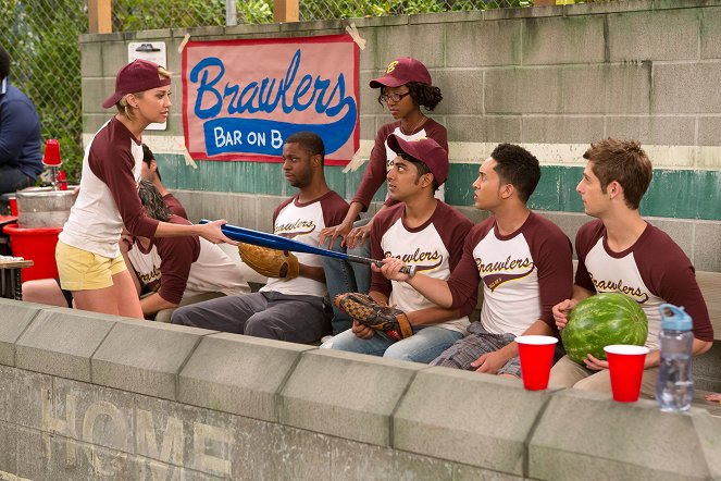 Baby Daddy - Take Her Out of the Ballgame - Photos - Chelsea Kane, Tahj Mowry, Jean-Luc Bilodeau