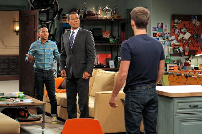 Baby Daddy - A Knight to Remember - Photos - Tahj Mowry, Phil Morris