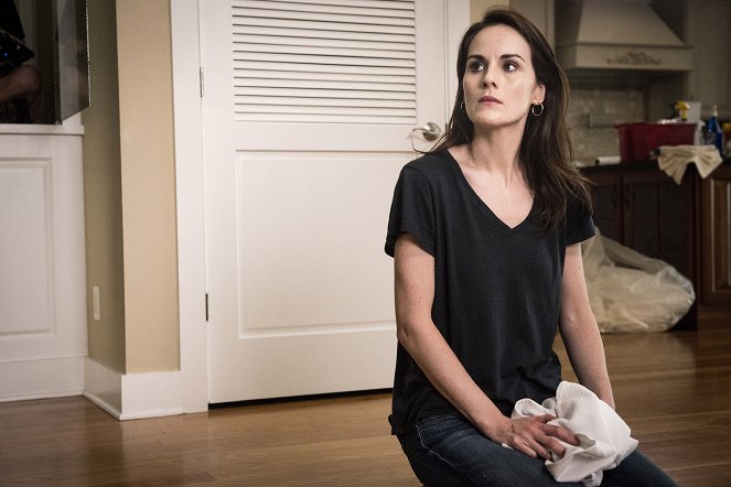 Good Behavior - Letty Raines, in the Mansion, With the Gun - Photos - Michelle Dockery