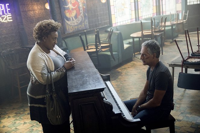 NCIS: New Orleans - Sins of the Father - Van film - CCH Pounder, Scott Bakula