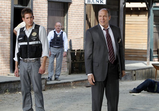 CSI: Crime Scene Investigation - Season 12 - CSI Down - Photos - Eric Szmanda, Paul Guilfoyle, Marc Vann