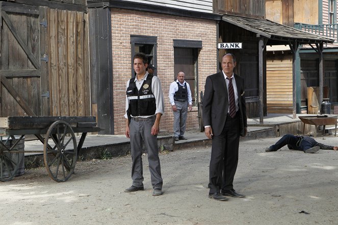 CSI: Crime Scene Investigation - Season 12 - CSI Down - Photos - Eric Szmanda, Marc Vann