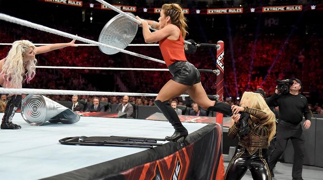 WWE Extreme Rules - Filmfotos - Lexi Kaufman, Mickie James