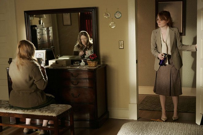 Six Feet Under - Singing for Our Lives - Photos - Frances Conroy, Lauren Ambrose