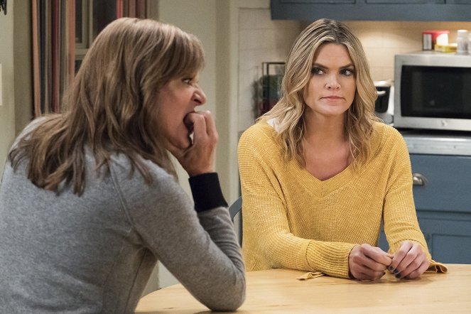 Mom - Season 5 - A Seafaring Ancestor and a Bloomin' Onion - Photos - Allison Janney, Missi Pyle