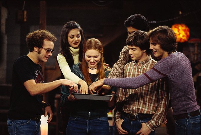 That '70s Show - Fez Gets the Girl - Photos - Danny Masterson, Mila Kunis, Laura Prepon, Topher Grace, Ashton Kutcher