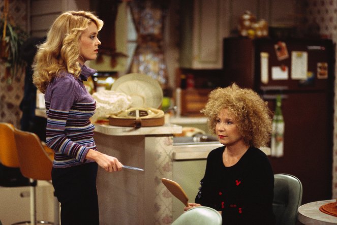 Die Wilden Siebziger - Season 3 - Blondine bevorzugt - Filmfotos - Lisa Robin Kelly, Debra Jo Rupp