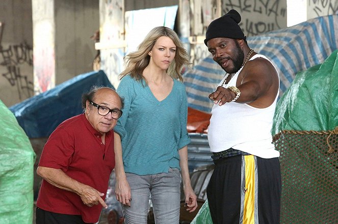 It's Always Sunny in Philadelphia - The Gang Turns Black - Photos - Danny DeVito, Kaitlin Olson, Chad L. Coleman