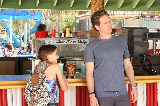 It's Always Sunny in Philadelphia - The Gang Goes to a Water Park - Photos - Glenn Howerton