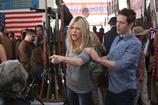 It's Always Sunny in Philadelphia - Season 9 - Gun Fever Too: Still Hot - Photos - Kaitlin Olson, Glenn Howerton