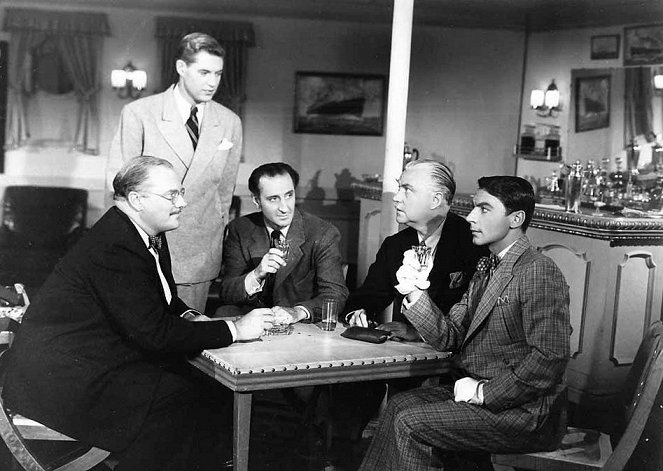 Sherlock Holmes vaarassa - Kuvat elokuvasta - Rex Evans, Leslie Vincent, Basil Rathbone, Nigel Bruce, Martin Kosleck