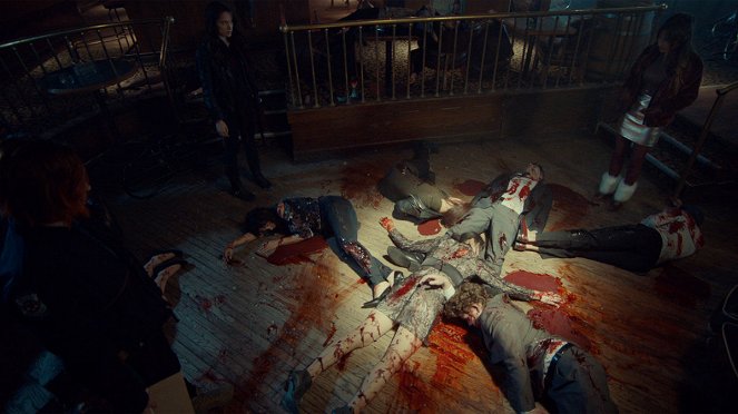 Wynonna Earp - Season 3 - Blood Red and Going Down - Filmfotos