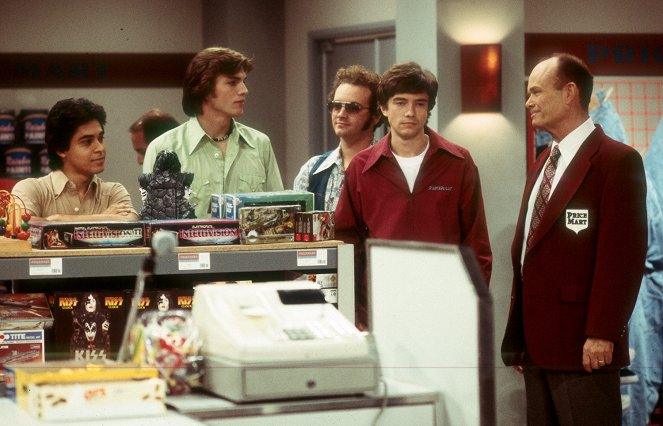 That '70s Show - Red and Stacey - Photos - Wilmer Valderrama, Ashton Kutcher, Danny Masterson, Topher Grace, Kurtwood Smith