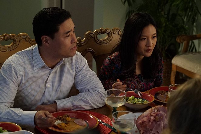 Fresh Off the Boat - Love and Loopholes - Photos - Randall Park, Constance Wu