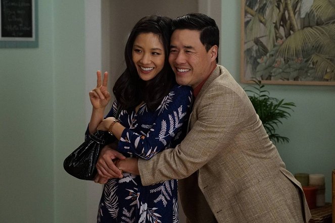 Huangovi v Americe - Série 2 - Love and Loopholes - Z filmu - Constance Wu, Randall Park
