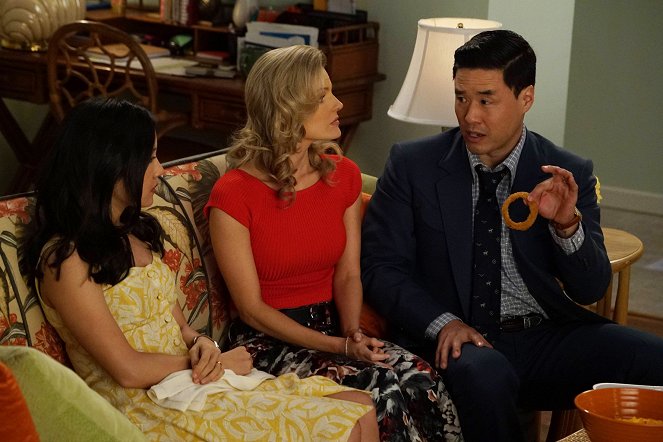 Fresh Off the Boat - Keep 'Em Separated - Photos - Constance Wu, Randall Park