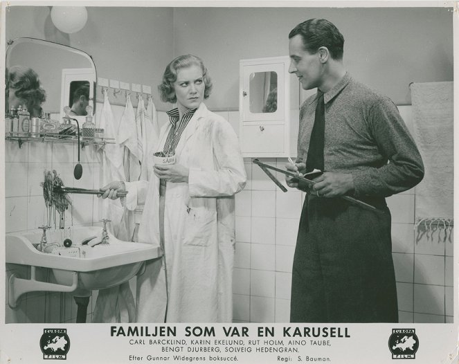 The Family That Was a Carousel - Lobby Cards - Aino Taube, Bengt Djurberg