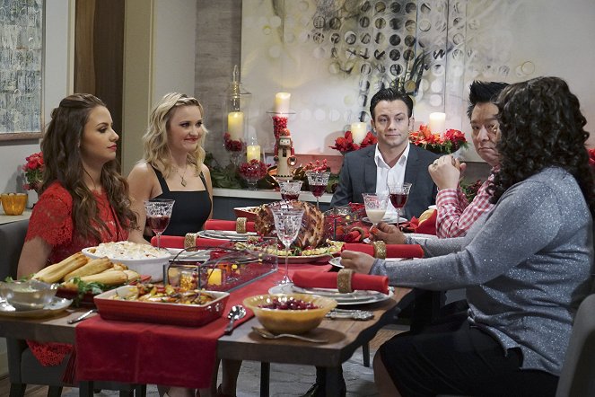 Young & Hungry - Young & How Sofia Got Her Groove Back - Filmfotos - Aimee Carrero, Emily Osment, Jonathan Sadowski, Rex Lee