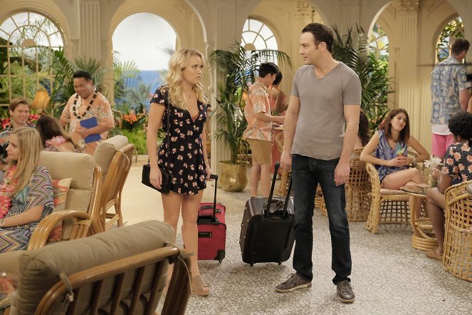 Young & Hungry - Season 4 - Young & Hurricane - Photos - Reggie De Leon, Emily Osment, Jonathan Sadowski