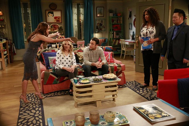 Young & Hungry - Young & Punch Card - Photos - Aimee Carrero, Emily Osment, Jonathan Sadowski, Kym Whitley, Rex Lee