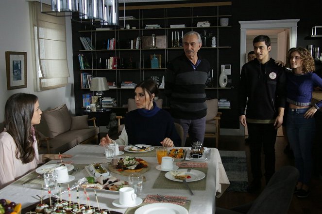Yuvamdaki Düşman - Episode 2 - Filmfotos - Aslı Tandoğan, Nebahat Çehre, Doğaç Yıldız, Cansu Türedi