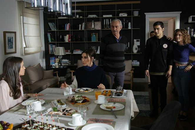 Yuvamdaki Düşman - Episode 2 - Photos - Aslı Tandoğan, Nebahat Çehre, Doğaç Yıldız, Cansu Türedi