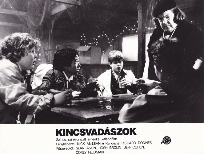 Postrzeleńcy - Lobby karty - Jeff Cohen, Ke Huy Quan, Sean Astin, Anne Ramsey