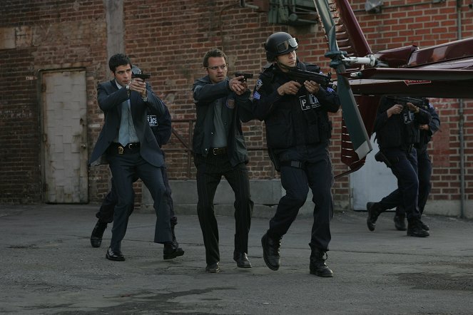 CSI: Kryminalne zagadki Nowego Jorku - Żyj lub pozwól umrzeć - Z filmu - Eddie Cahill, Carmine Giovinazzo