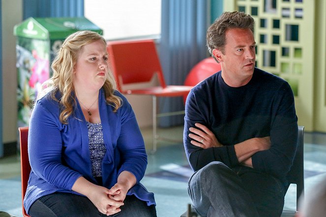 Go On - There's No 'Ryan' in Team - Z filmu - Sarah Baker, Matthew Perry