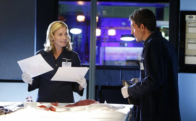 CSI: Crime Scene Investigation - Seeing Red - Photos - Elisabeth Shue, Eric Szmanda