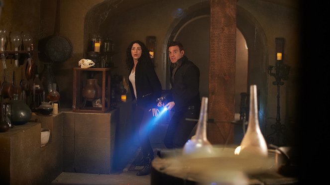 Warehouse 13 - All the Time in the World - Photos - Joanne Kelly, Eddie McClintock