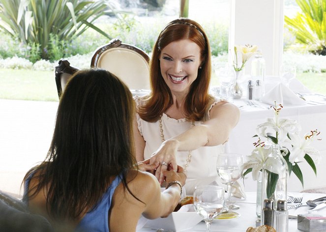 Desperate Housewives - Season 3 - Listen to the Rain on the Roof - Photos - Marcia Cross