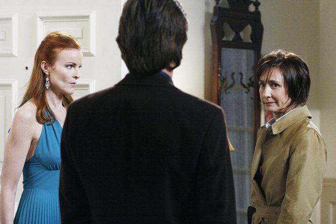 Desperate Housewives - Season 3 - Listen to the Rain on the Roof - Photos - Marcia Cross, Laurie Metcalf