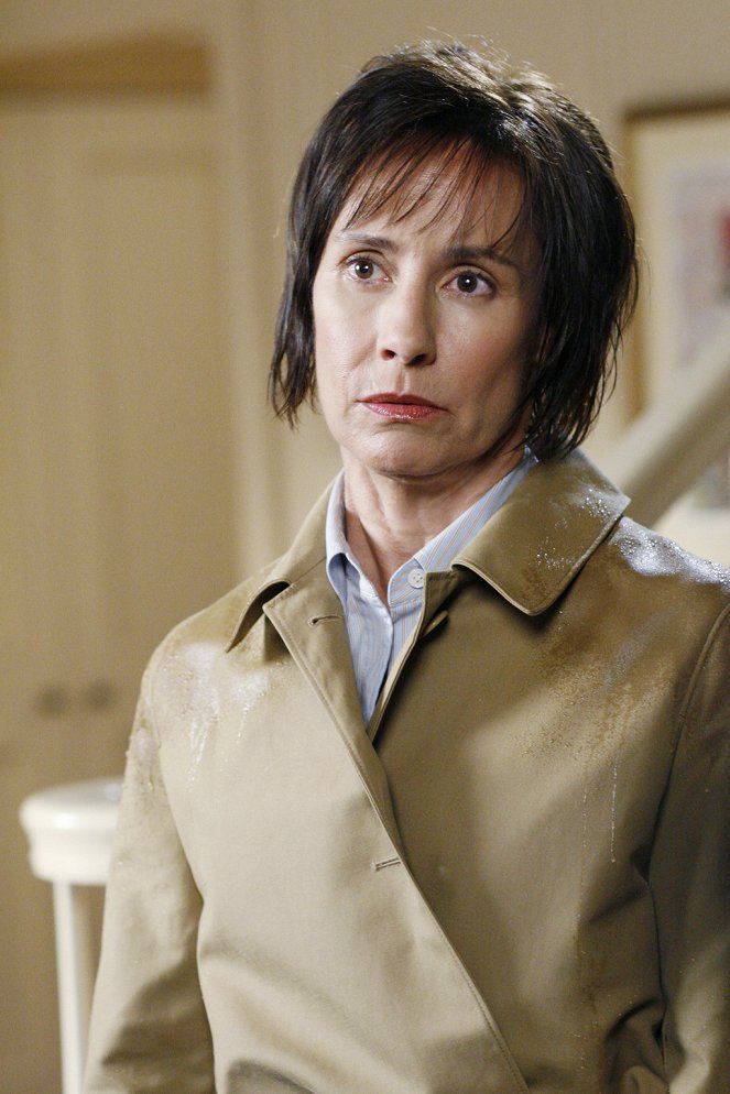 Desperate Housewives - Listen to the Rain on the Roof - Photos - Laurie Metcalf