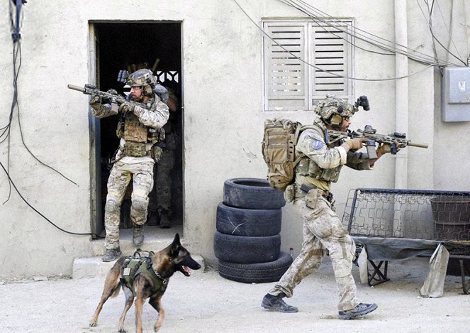 SEAL Team - Season 1 - The Upside Down - Photos - Dita "The Hair Missile" Dog