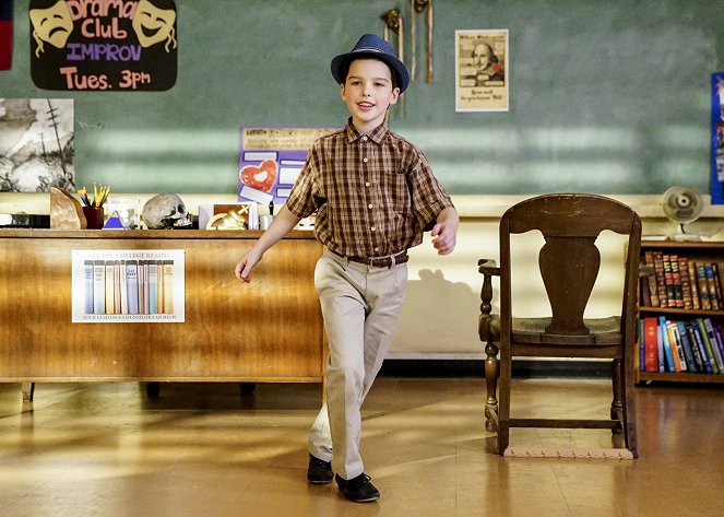 El joven Sheldon - Asteroides asesinos, Oklahoma y una máquina para rizar el pelo - De la película - Iain Armitage