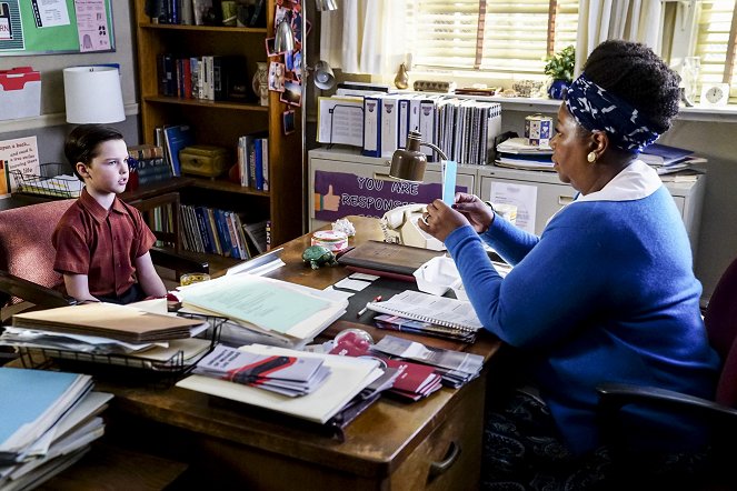 El joven Sheldon - Una madre, un niño y el trasero de un hombre azul - De la película - Iain Armitage, Cleo King