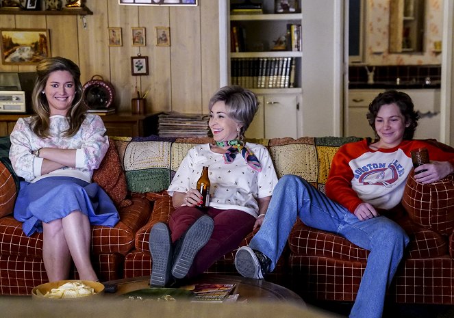 Young Sheldon - A Mother, a Child and a Blue Man's Backside - Van film - Zoe Perry, Annie Potts, Iain Armitage