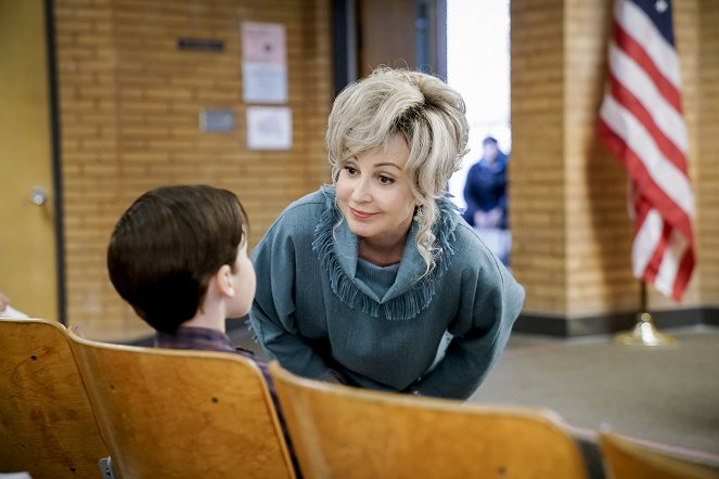 Young Sheldon - Gluons, Guacamole, and the Color Purple - Photos - Annie Potts