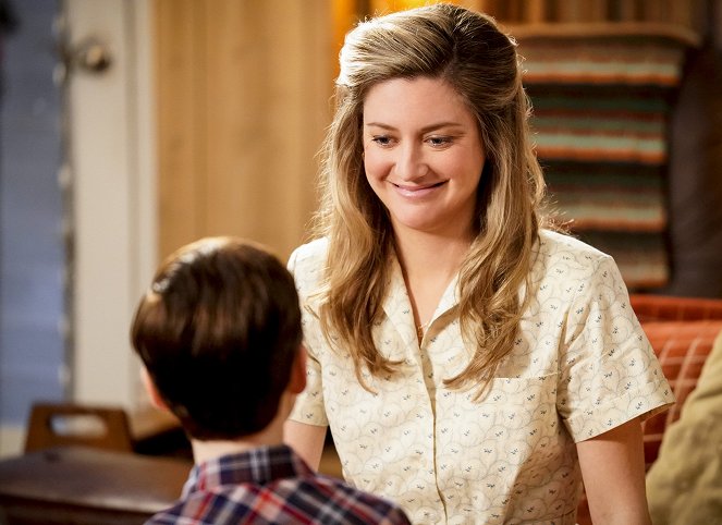 Young Sheldon - Vanilla Ice Cream, Gentleman Callers, and a Dinette Set - Photos - Zoe Perry