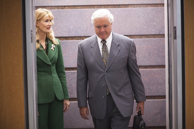 Enlightened - Season 1 - Burn It Down - Photos - Laura Dern