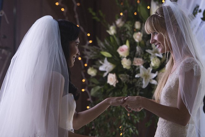 Glee - A Wedding - Photos - Naya Rivera, Heather Morris