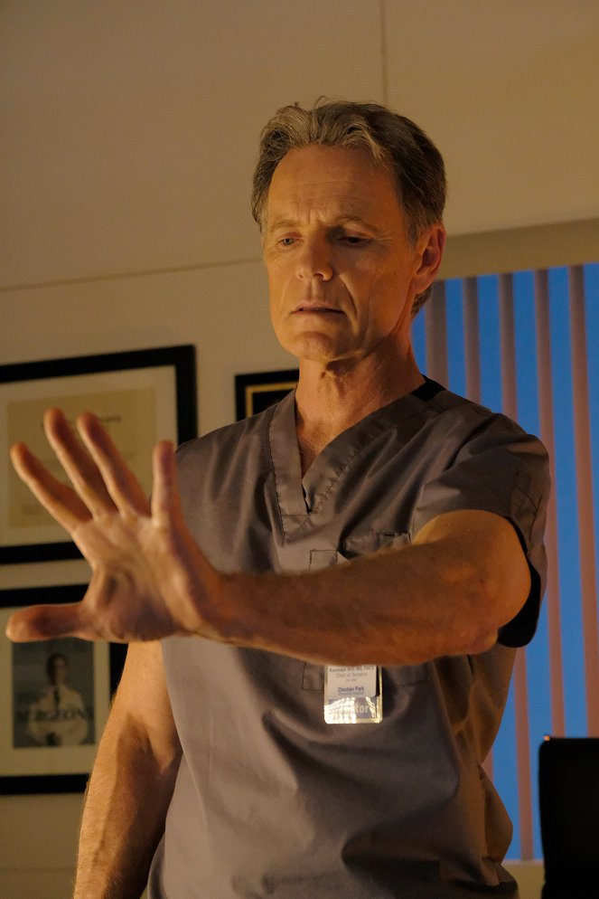 A rezidens - Pilot - Filmfotók - Bruce Greenwood