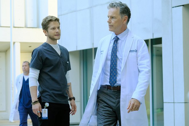 The Resident - Independence Day - Photos - Matt Czuchry, Bruce Greenwood
