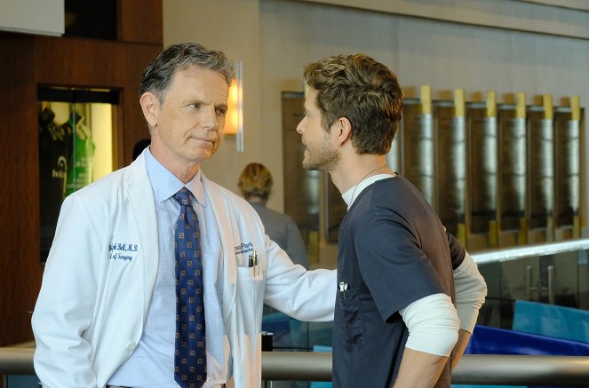 The Resident - Independence Day - Photos - Bruce Greenwood, Matt Czuchry